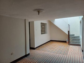 VENTA DE CASA EN URB. EL TRAPECIO, CHIMBOTE