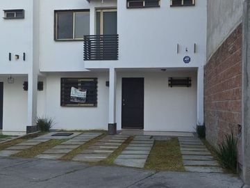 CASA EN VENTA EN PORTON CAÑADA, junto a la antorcha y clínica de fertilidad