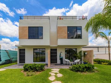 Casa en venta con alberca y canchas de tenis cercas de Cuernavaca