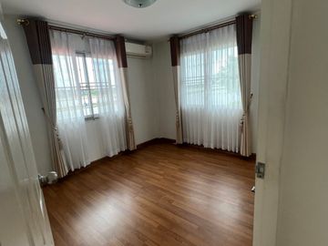 ขายด่วน!!! บ้านเดี่ยว 2 ชั้น หมู่บ้านซิรีนเฮ้าส์ บางนา บ้านกว้างโล่งโปร่ง เนื้อที่รอบบ้านเยอะ มุ้งลวดเหล็กดัดสแตนเลสพร้อมผ้าม่านทั้งหลัง เดินทางสะดวกใ