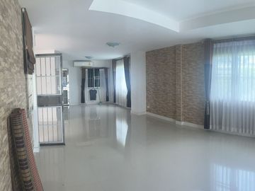 ขายด่วน!!! บ้านเดี่ยว 2 ชั้น หมู่บ้านซิรีนเฮ้าส์ บางนา บ้านกว้างโล่งโปร่ง เนื้อที่รอบบ้านเยอะ มุ้งลวดเหล็กดัดสแตนเลสพร้อมผ้าม่านทั้งหลัง เดินทางสะดวกใ
