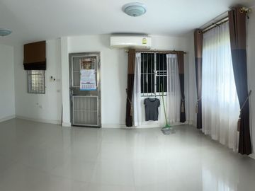 ขายด่วน!!! บ้านเดี่ยว 2 ชั้น หมู่บ้านซิรีนเฮ้าส์ บางนา บ้านกว้างโล่งโปร่ง เนื้อที่รอบบ้านเยอะ มุ้งลวดเหล็กดัดสแตนเลสพร้อมผ้าม่านทั้งหลัง เดินทางสะดวกใ