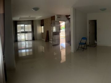 ขายด่วน!!! บ้านเดี่ยว 2 ชั้น หมู่บ้านซิรีนเฮ้าส์ บางนา บ้านกว้างโล่งโปร่ง เนื้อที่รอบบ้านเยอะ มุ้งลวดเหล็กดัดสแตนเลสพร้อมผ้าม่านทั้งหลัง เดินทางสะดวกใ