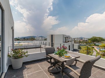 CASA EN VENTA FRENTE A ALBERCA. UBICADA A 15 MINUTOS DE CUERNAVACA, MORELOS; MÉXICO. ALBERCA, CANCHAS DEPORTIVAS, PET PARK Y ZONA DE YOGA.