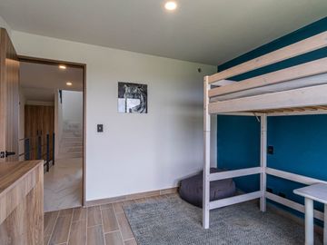 CASA EN VENTA FRENTE A ALBERCA. UBICADA A 15 MINUTOS DE CUERNAVACA, MORELOS; MÉXICO. ALBERCA, CANCHAS DEPORTIVAS, PET PARK Y ZONA DE YOGA.
