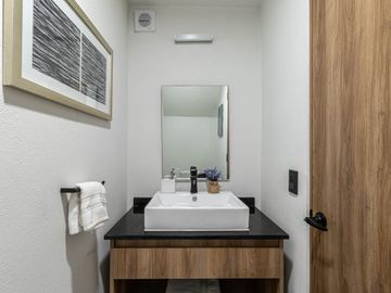 CASA EN VENTA FRENTE A ALBERCA. UBICADA A 15 MINUTOS DE CUERNAVACA, MORELOS; MÉXICO. ALBERCA, CANCHAS DEPORTIVAS, PET PARK Y ZONA DE YOGA.
