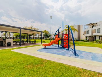CASA EN VENTA FRENTE A ALBERCA. UBICADA A 15 MINUTOS DE CUERNAVACA, MORELOS; MÉXICO. ALBERCA, CANCHAS DEPORTIVAS, PET PARK Y ZONA DE YOGA.