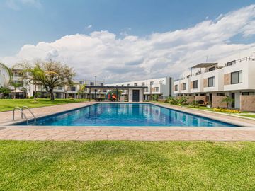 CASA EN VENTA FRENTE A ALBERCA. UBICADA A 15 MINUTOS DE CUERNAVACA, MORELOS; MÉXICO. ALBERCA, CANCHAS DEPORTIVAS, PET PARK Y ZONA DE YOGA.