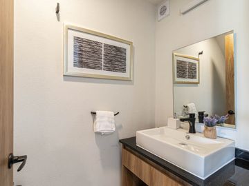 CASA EN VENTA FRENTE A ALBERCA. UBICADA A 15 MINUTOS DE CUERNAVACA, MORELOS; MÉXICO. ALBERCA, CANCHAS DEPORTIVAS, PET PARK Y ZONA DE YOGA.