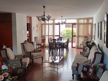 CHORRILLOS VENDO CASA FRENTE A PARQUE