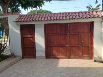 CHORRILLOS VENDO CASA FRENTE A PARQUE