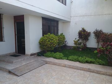 CHORRILLOS VENDO CASA FRENTE A PARQUE