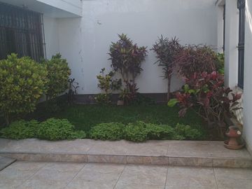 CHORRILLOS VENDO CASA FRENTE A PARQUE
