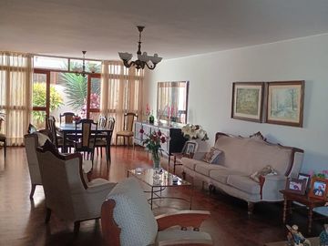 CHORRILLOS VENDO CASA FRENTE A PARQUE