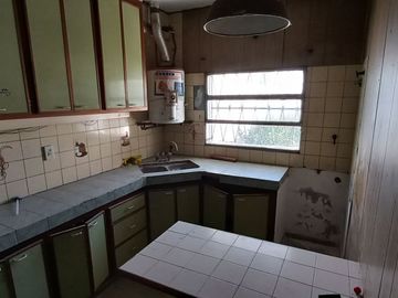 Casa con garaje a cuadras del centro