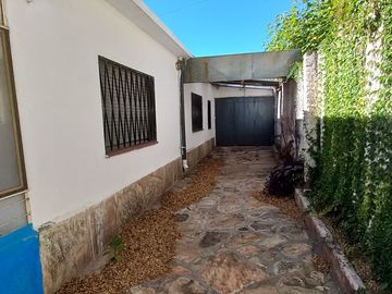 Casa con garaje a cuadras del centro