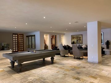 CASA ESPECTACULAR EN VENTA O RENTA 4 RECAMARAS BOSQUES DE LAS LOMAS CON TERRAZA Y SALON DE FIESTAS.
