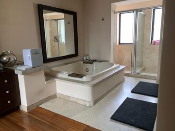 CASA ESPECTACULAR EN VENTA O RENTA 4 RECAMARAS BOSQUES DE LAS LOMAS CON TERRAZA Y SALON DE FIESTAS.