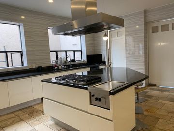 CASA ESPECTACULAR EN VENTA O RENTA 4 RECAMARAS BOSQUES DE LAS LOMAS CON TERRAZA Y SALON DE FIESTAS.