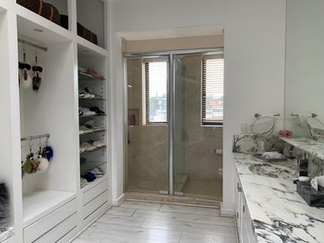 CASA ESPECTACULAR EN VENTA O RENTA 4 RECAMARAS BOSQUES DE LAS LOMAS CON TERRAZA Y SALON DE FIESTAS.