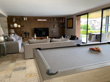 CASA ESPECTACULAR EN VENTA O RENTA 4 RECAMARAS BOSQUES DE LAS LOMAS CON TERRAZA Y SALON DE FIESTAS.
