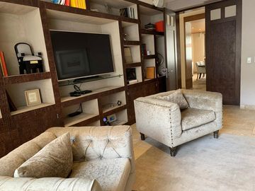 CASA ESPECTACULAR EN VENTA O RENTA 4 RECAMARAS BOSQUES DE LAS LOMAS CON TERRAZA Y SALON DE FIESTAS.