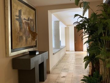 CASA ESPECTACULAR EN VENTA O RENTA 4 RECAMARAS BOSQUES DE LAS LOMAS CON TERRAZA Y SALON DE FIESTAS.