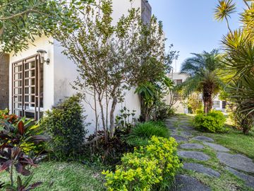 CASA EN VENTA EN XOCHITEPEC, MORELOS; MÉXICO. 3 RECÁMARAS, ALBERCAS, CANCHAS DEPORTIVAS Y SEGURIDAD.