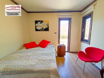 León Propiedades vende casa estilo mediterraneo en Sector Miraflores, Curacavi,
