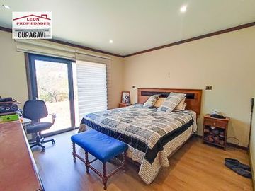 León Propiedades vende casa estilo mediterraneo en Sector Miraflores, Curacavi,