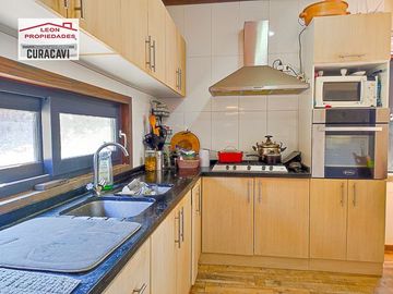 León Propiedades vende casa estilo mediterraneo en Sector Miraflores, Curacavi,