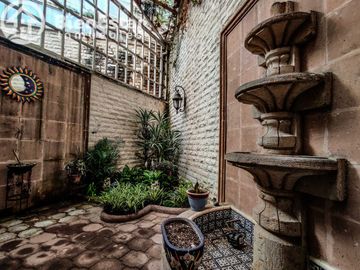 CASA EN VENTA TOLUCA COLONIA MORELOS 1A SECCION SOBRE CORREDOR URBANO, CALIDA, CONFORTABLE, AMPLIO Y HERMOSO JARDÍN, A 7 MIN DEL CENTRO