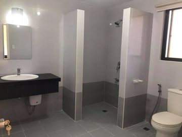MODERN SINGLE FAMILY TYPE HOME WITH POOL IN ANGELES CITY