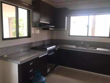 MODERN SINGLE FAMILY TYPE HOME WITH POOL IN ANGELES CITY