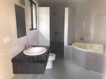 MODERN SINGLE FAMILY TYPE HOME WITH POOL IN ANGELES CITY