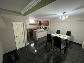 Se venta casa de tres dormitorios en Urb. Beata Mercedes Molina.