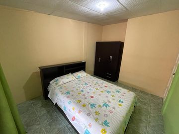 Se venta casa de tres dormitorios en Urb. Beata Mercedes Molina.