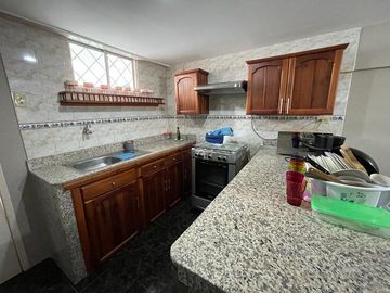 Se venta casa de tres dormitorios en Urb. Beata Mercedes Molina.