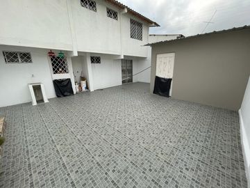 Se venta casa de tres dormitorios en Urb. Beata Mercedes Molina.