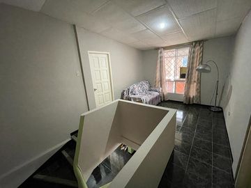 Se venta casa de tres dormitorios en Urb. Beata Mercedes Molina.