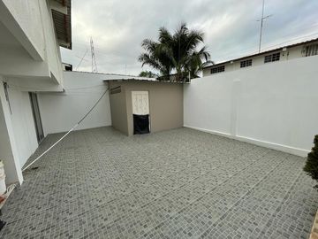 Se venta casa de tres dormitorios en Urb. Beata Mercedes Molina.
