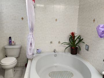 VENTA DE CASA CON ALBERCA EN FRACC. COLINAS DEL CIMATARIO