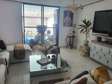 VENTA DE CASA CON ALBERCA EN FRACC. COLINAS DEL CIMATARIO