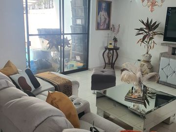VENTA DE CASA CON ALBERCA EN FRACC. COLINAS DEL CIMATARIO