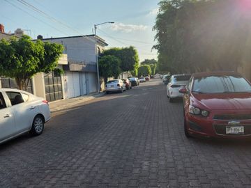 VENTA DE CASA CON ALBERCA EN FRACC. COLINAS DEL CIMATARIO