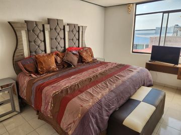 VENTA DE CASA CON ALBERCA EN FRACC. COLINAS DEL CIMATARIO