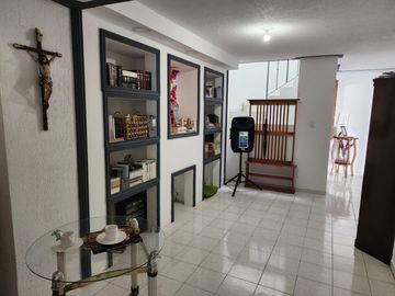 VENTA DE CASA CON ALBERCA EN FRACC. COLINAS DEL CIMATARIO