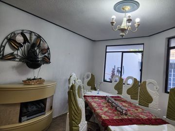 VENTA DE CASA CON ALBERCA EN FRACC. COLINAS DEL CIMATARIO