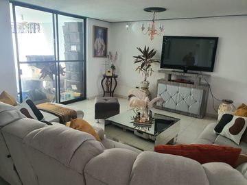 VENTA DE CASA CON ALBERCA EN FRACC. COLINAS DEL CIMATARIO