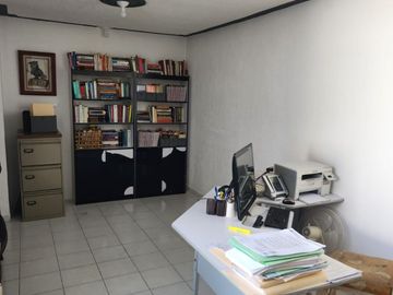 VENTA DE CASA CON ALBERCA EN FRACC. COLINAS DEL CIMATARIO